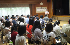 会場には多くの現役学生も
