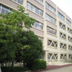 教養学部棟全景（グランド側から）
